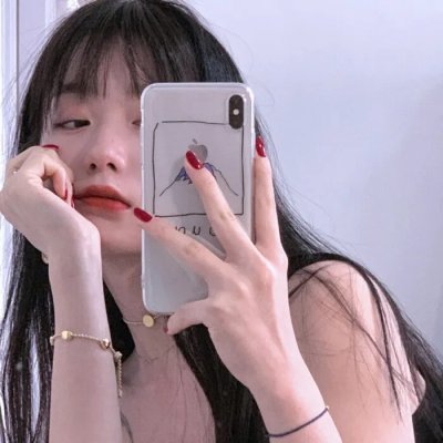 女生向前走